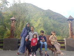 Wisatawan Menikmati Spot Foto Alam 5 KM Sebelum ke Bromo di Probolinggo