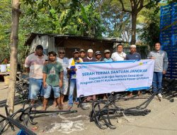 PLN Nusantara Power UP Paiton Serahkan Bantuan Jangkar Besi kepada Ojek Laut