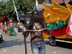 Karnaval Dimeriahkan Atraksi Makan Ular dan Ayam Mentah-mentah, hingga Keranda Mayat Jatuh Bergelimpangan