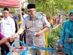 Berkah Ramadhan, Ratusan Abang Becak Tersenyum di Alun-alun Kraksaan