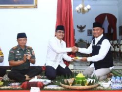 Kompaknya 5 Pimpinan Daerah saat Potong Tumpeng Harjakapro dengan Senyum Merekah
