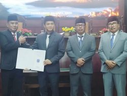 Pimpinan DPRD Serahkan Rekomendasi LKPJ Bupati 2023 kepada Pj Bupati