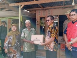 Pj Bupati Bondowoso Beri Bantuan Korban Kebakaran di Suling Kulon