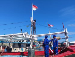 Satpolairud Polres Probolinggo Ganti Bendera Merah Putih Nelayan yang Usang
