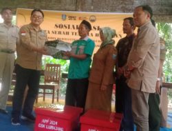 Tingkatkan Skill Kelompok, Serahkan Bantuan Koloni Lebah Madu di Lumbang