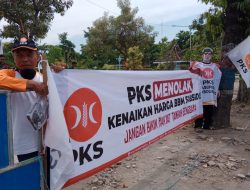 Sopir Truk-Pemotor Bunyikan Klakson, Dukung Aksi Tolak Harga BBM di Depan Kantor Bupati