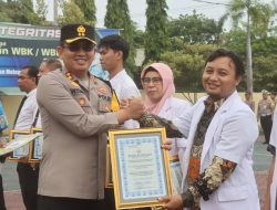 Kapolres Wisnu Beri Penghargaan 4 Polisi dan 3 Dokter