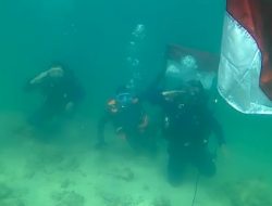 Polres Probolinggo Kibarkan Bendera Merah Putih di Dasar Laut