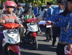 Sambut HUT Kemerdekaan, Bupati Salwa Bagikan Ribuan Bendera Merah Putih