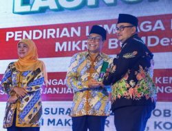 Wabup Probolinggo Terima Penghargaan dan Lencana Bakti Desa Pertama