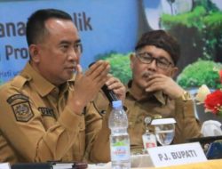 Pj Bupati Turun dari Mobil Setelah Melihat Pekerjaan di Stadion Gelora Kraksaan