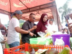 Pj Bupati Bondowoso Apresiasi Bazar Ramadan Grujugan Kidul, Borong Takjil dan Dibagikan Gratis