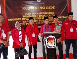 PDIP Probolinggo Daftarkan BCAD ke KPU Naik Becak