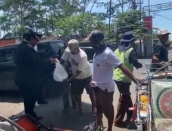 Jumat Berkah, Polisi Bagi-bagi Nasi Gratis