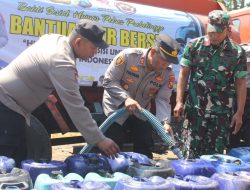 Kekeringan, Polisi Salurkan Air Bersih di Krejengan dan Banyuanyar