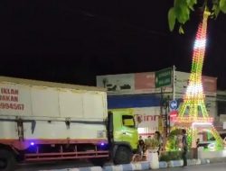 Tugu Menara Eiffel Miring, Dicium Truk