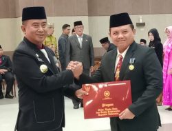 Kepala Dishub Kabupaten Probolinggo Terima Satyalancana dari Pj Bupati