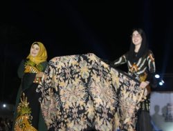 Arumi dan Nunung Bentangkan Batik Khas Probolinggo