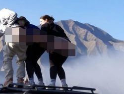 Begini Awal Mula 3 Turis Asing yang Pamer Pantat di Bromo