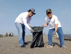 Pantai Grinting Kembali Dibersihkan, Sampahnya Makin Sedikit