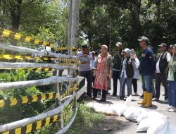 Tinjau Jalan Longsor di Tempursari, Pj. Bupati Lumajang Siap Upayakan Perbaikan