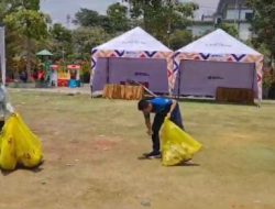 Bersihkan Sampah di Alun-alun Saat Color Run Bubar