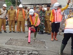 Truk Alpomain Tambal Jalan Rusak Lebih Cepat di Kabupaten Probolinggo