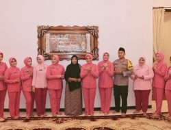 Ketua Bhayangkari Jatim Serahkan 1 Ekor Sapi di Pondok Ummi Toha