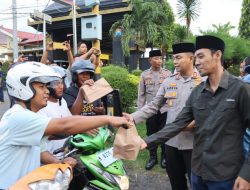 Ratusan Takjil dari Polres Probolinggo dan Awak Media Diserbu Pengendara