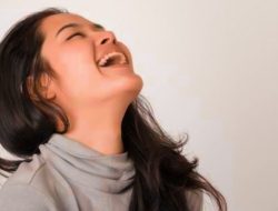 Tidak Dapat Tertawa, Kita akan Menjadi Gila