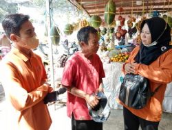 Paramitra Cek Kesehatan Mata Warga Probolinggo di Pasar Banyuanyar