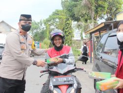 Polres-Mahasiswa Bagikan Takjil