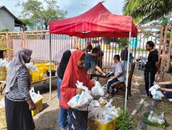 Warga Tiara Residence Bagikan Daging Kurban Melalui Kartu Elektronik