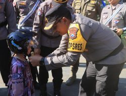 Pengendara Dapat Hadiah dari Polisi karena Tertib