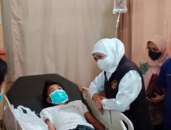 Gubernur Jatim Jenguk – Serahkan Bantuan kepada Korban Jembatan Ambruk