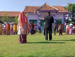 Bikin Haru, Wali Murid SD Probolinggo Jadi Petugas Upacara Agustusan