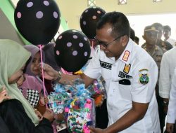 Pj Bupati Bondowoso Beri Bantuan Susu Stunting, Ortu Bersyukur