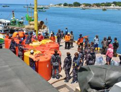 Pemkab Kirim 35 Ribu Liter Air Bersih dengan Kapal TNI Angkatan Laut ke Gili Ketapang
