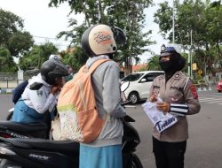 Pelanggaran Turun di Kota Probolinggo, Polisi Bagikan Kaos di Jalan