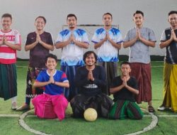 Peringati Hari Santri, Wartawan Probolinggo Main Futsal Sarungan