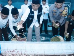 Saat 5 Tokoh Utama Probolinggo Duduk Bersila Baca Tahlil di Makam Bupati Pertama