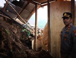 Kapolres Probolinggo Beri Bantuan Empat Pemilik Rumah Tertimbun Longsor
