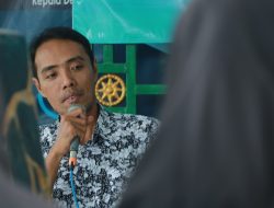 Ketua Pokja Latih Para Pemuda Menulis Berita dan Konten Media Sosial di Paiton