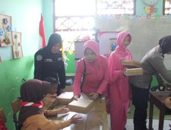 Dukung Program Presiden, Polres Probolinggo Bagikan Makan Gratis