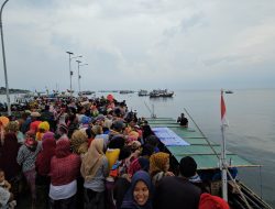 Polres Probolinggo Kirim 240 Kardus Air Mineral ke Warga Pulau Gili Ketapang