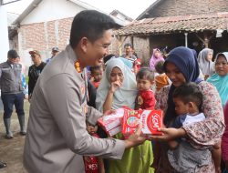 Kapolres Probolinggo Ringankan Beban Korban Banjir