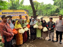 Wartawan dan Polres Probolinggo Bantu Korban Banjir di Seboro