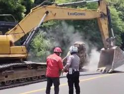 Batu Besar Jatuh di Jalan Pantura PLTU Paiton, Sempat Bikin Macet