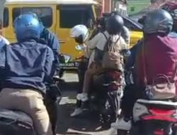 Kades Ngadisari Berjibaku Cegah Motor Matic Naik ke Bromo