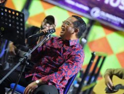 Suasana Malam Hari di Stadion Makin Hidup Berkat Live Music Harmony